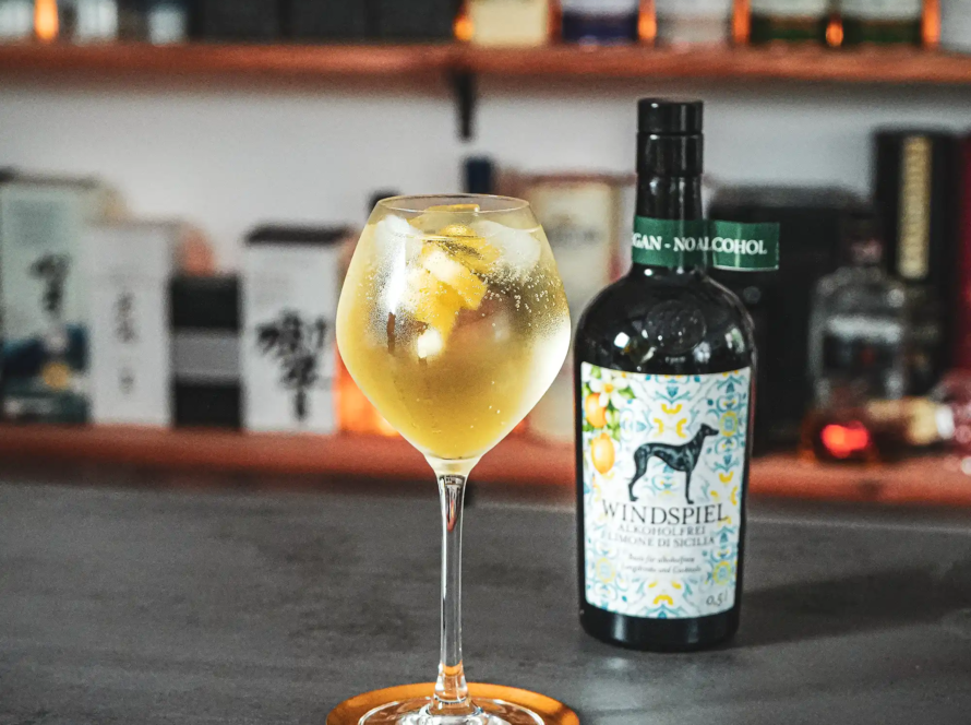 Ein Bild des Lemon Sparkle alkoholfreien Cocktails.