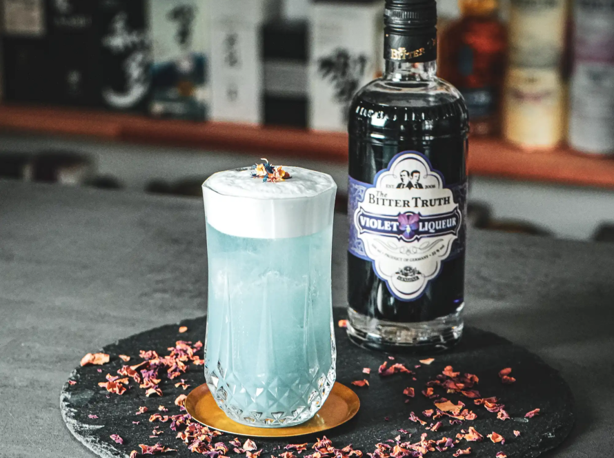 Ein Bild des Lunar Fizz Cocktails mit Creme de Violette