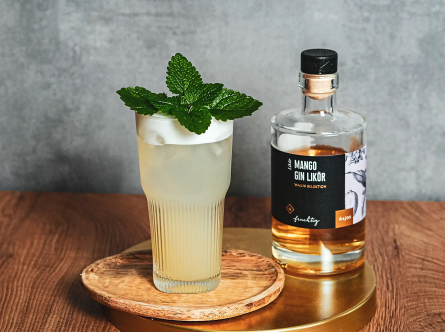 Ein Bild des Mango Garden Fizz Cocktails.