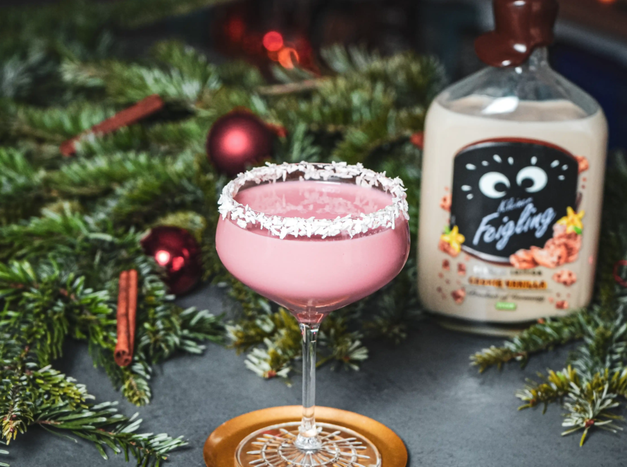 Ein Bild des Pink Christmas Coconut Cocktails nach einem Rezept von David Gran.