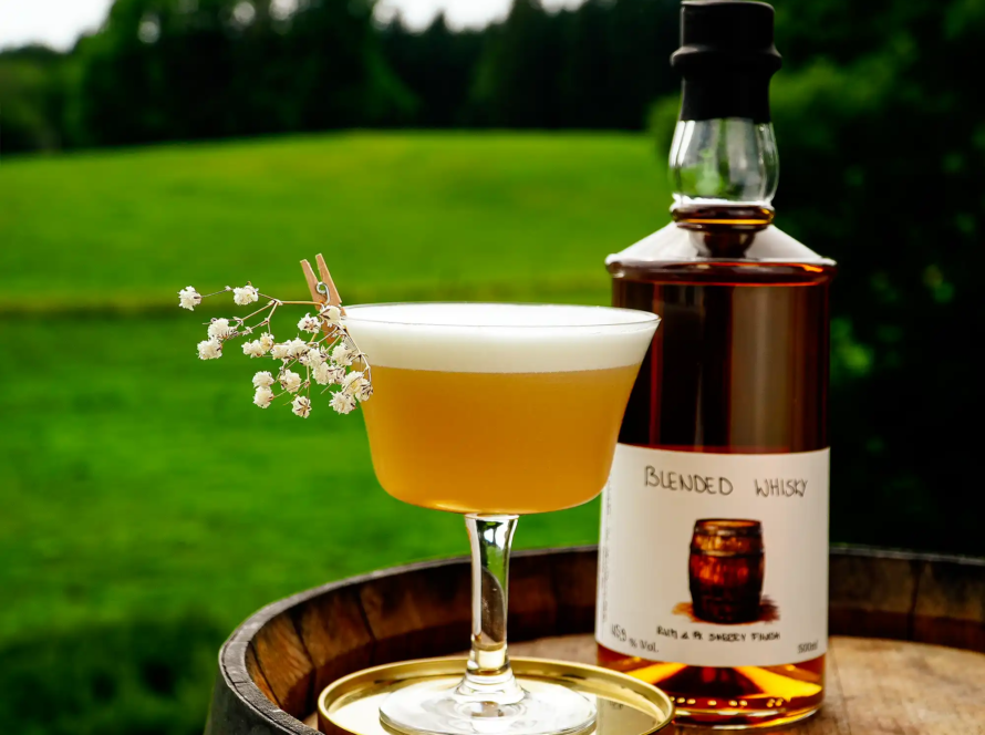 Ein Bild des Passion Sour cocktails mit mybar Blended Whisky