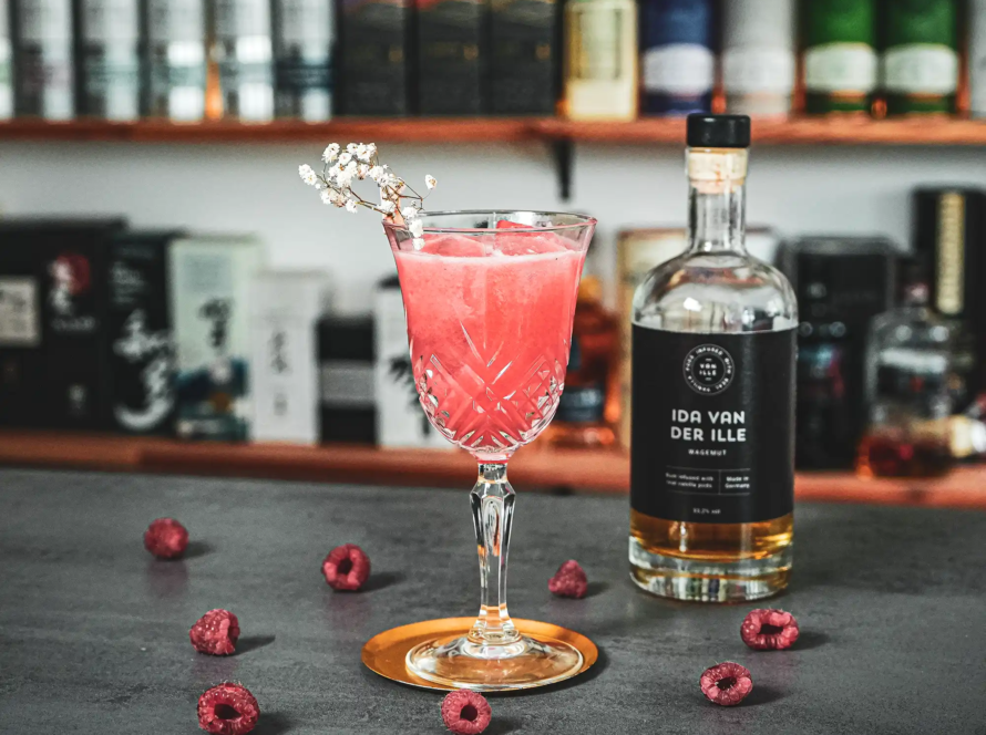 Ein Bild des Razzleberry Sour Cocktails.