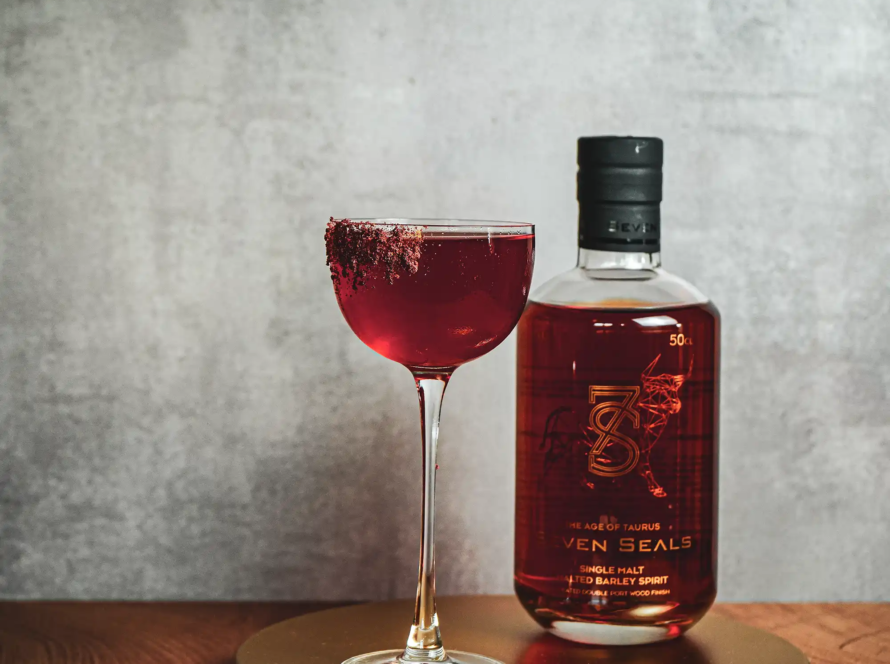 Ein Bild des Ruby Ashes Cocktails.