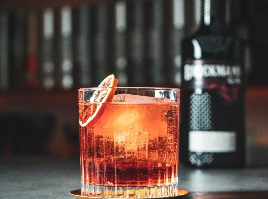Ein Bild des "Raspberry Negroni" Cocktails nach einem Rezept von David Gran.