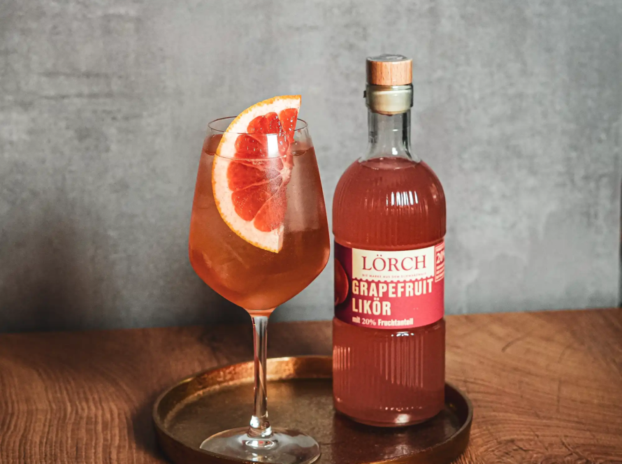 Ein Bild des Samt & Sonne Cocktails mit Lörch Grapefruit Likör.