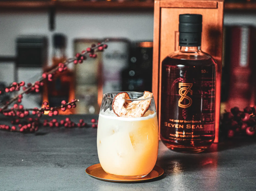 Ein Bild des Schneebirne Cocktails mit dem Age of Zodiac Single Malt von Seven Seals.