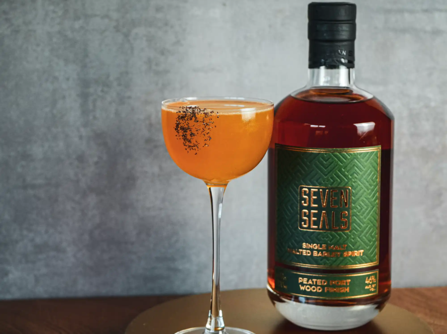 Ein Bild des Sea & Smoke Cocktails mit Seven Seals Peated Port.