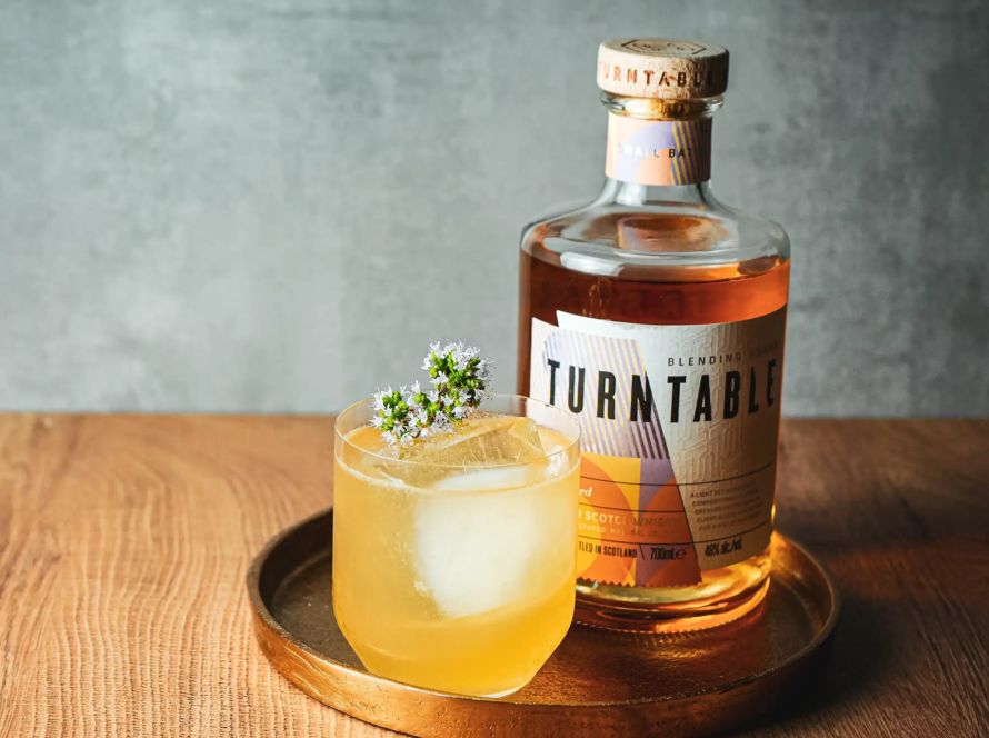 Ein Bild des Tarragon Burn Cocktails mit Turntable Unplugged Blended Scotch Whisky.
