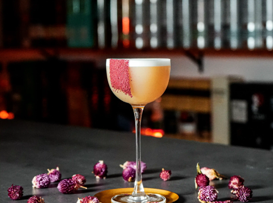 Ein Bild des "The Grand Optimist" Cocktails nach einem Rezept vo David Gran