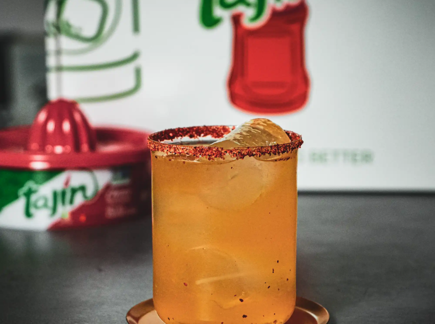 Ein Bild des Smoky Margarita mit Tajin.